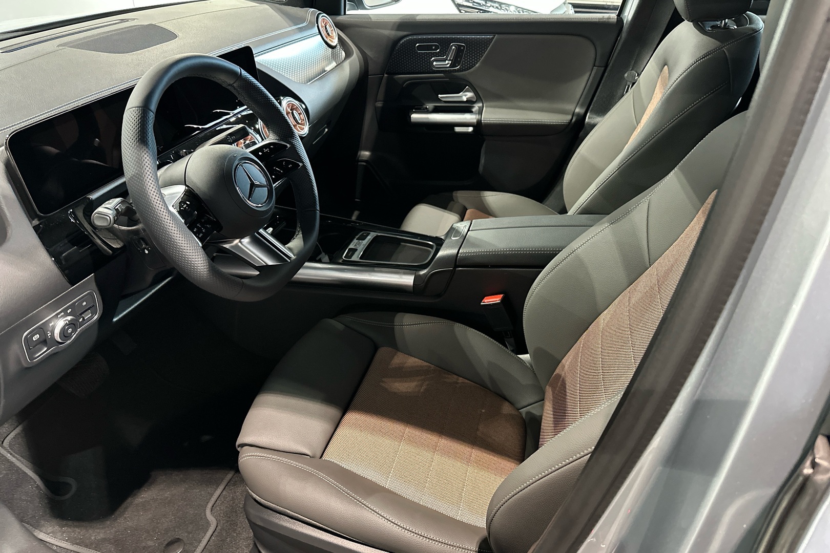 MERCEDES-BENZ EQA 2025