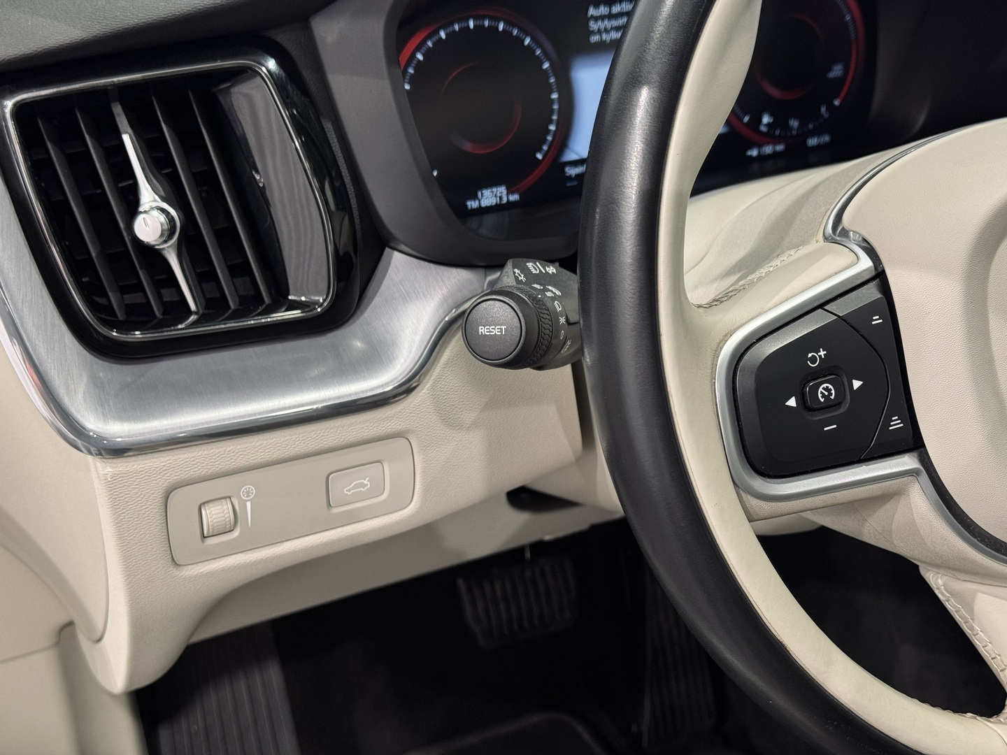 VOLVO XC60 16