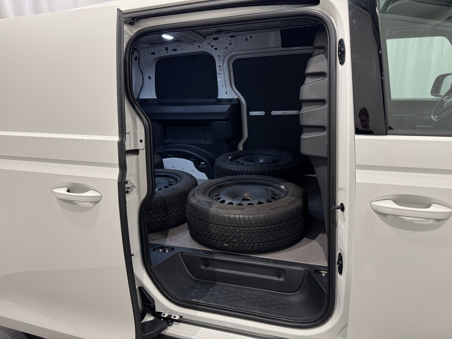 VOLKSWAGEN ID. BUZZ CARGO 10
