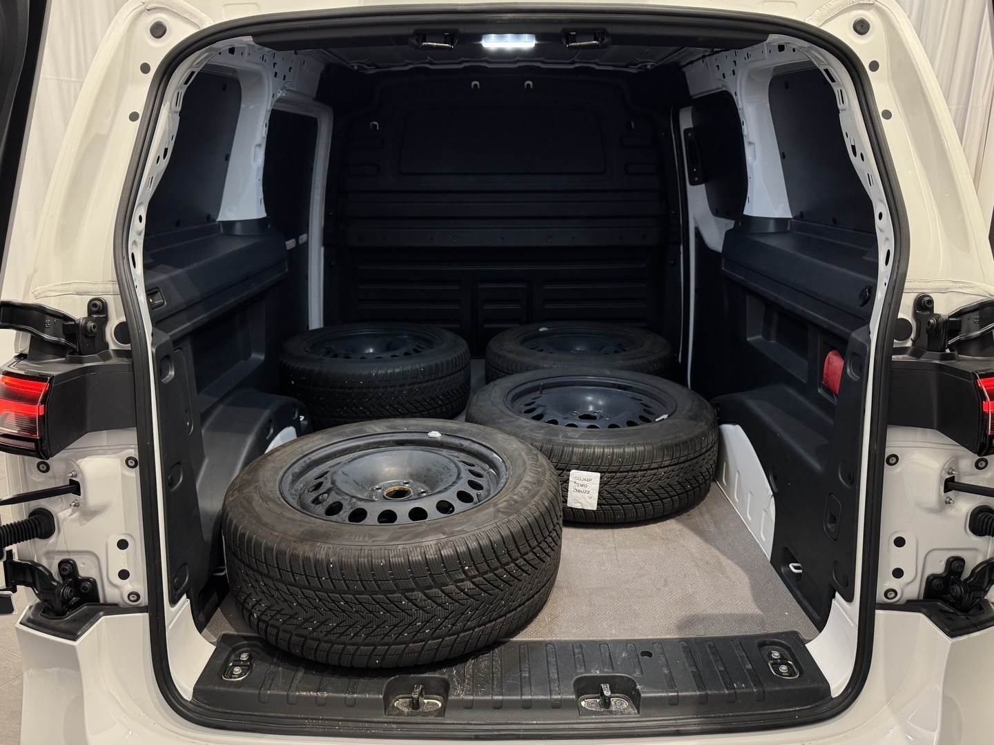 VOLKSWAGEN ID. BUZZ CARGO 12