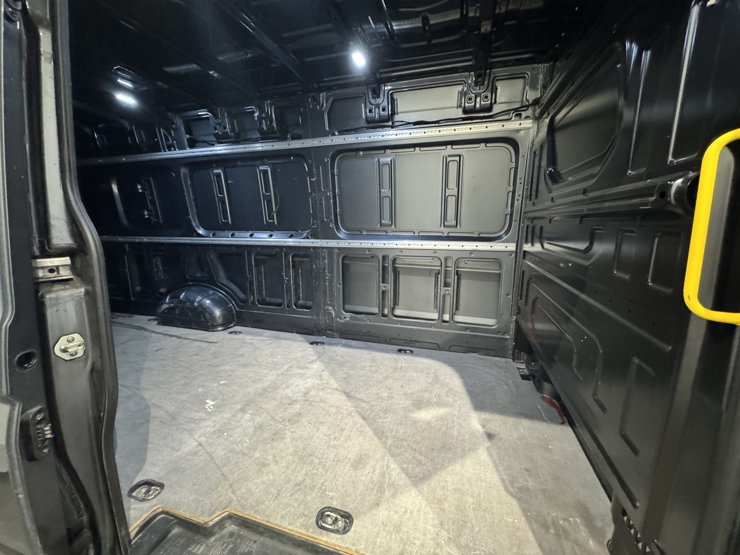 VOLKSWAGEN Crafter 12