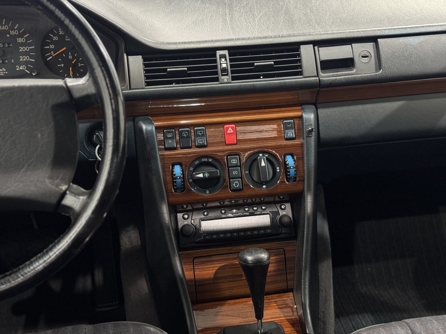 MERCEDES-BENZ 300 16
