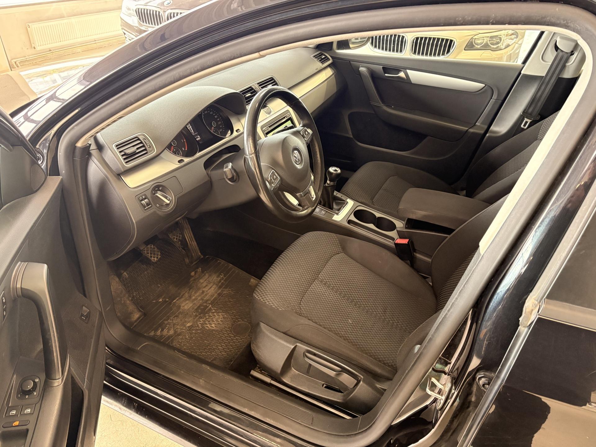 VOLKSWAGEN Passat 2011