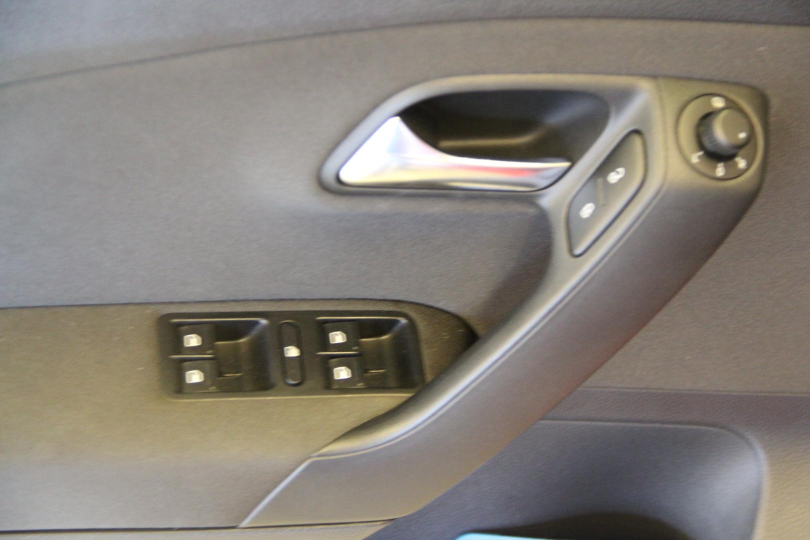 VOLKSWAGEN Polo 2012