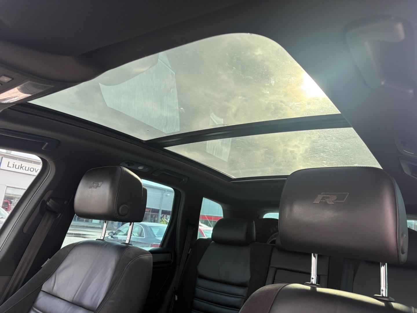 VOLKSWAGEN Touareg 2015