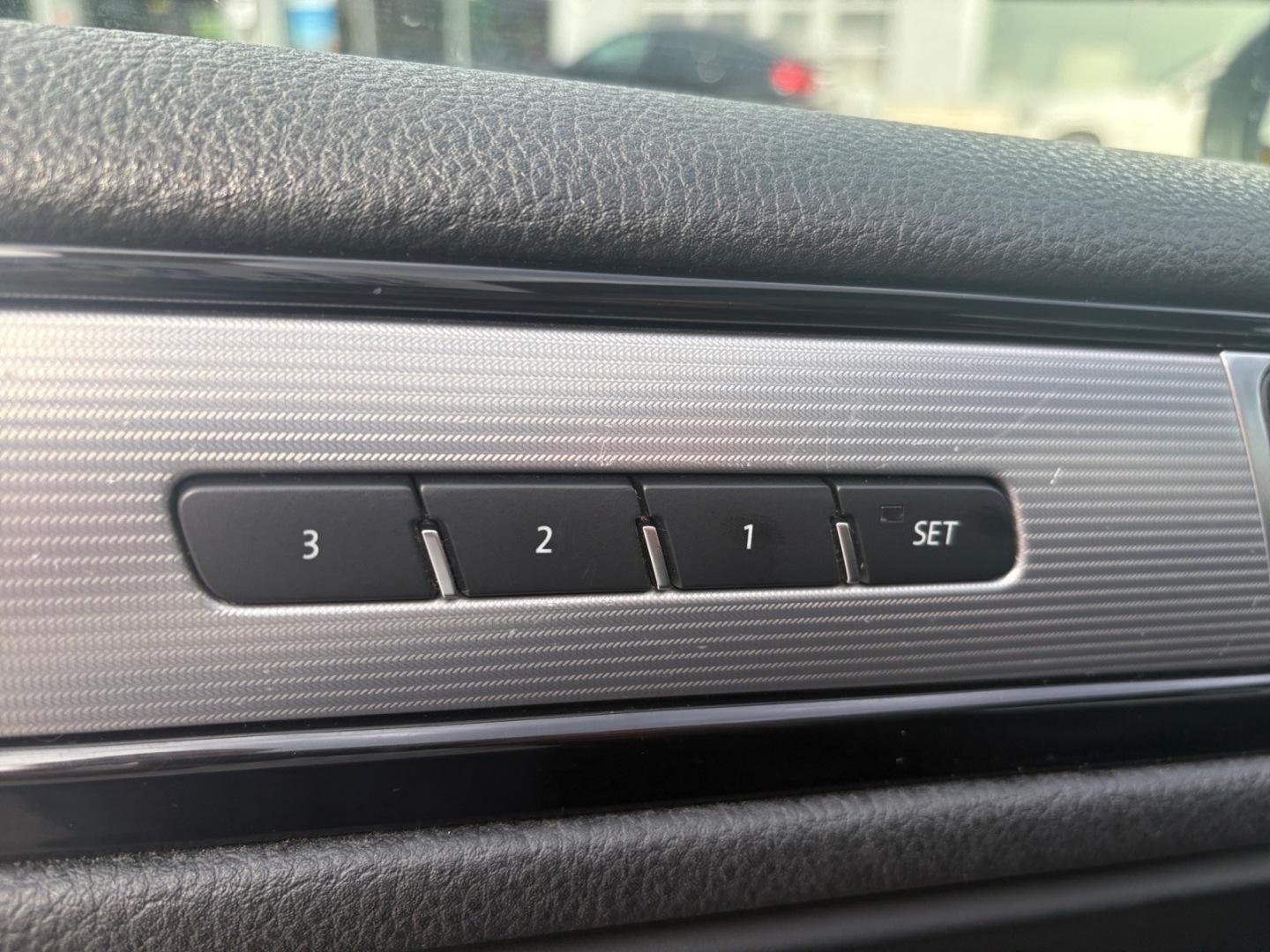 VOLKSWAGEN Touareg 2015