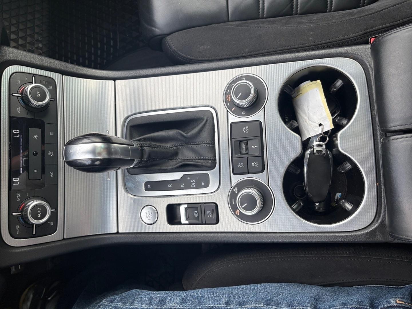 VOLKSWAGEN Touareg 2015