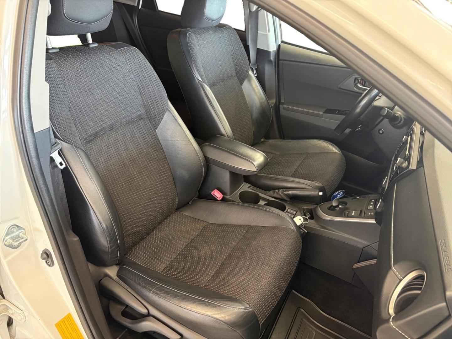 TOYOTA Auris 2013