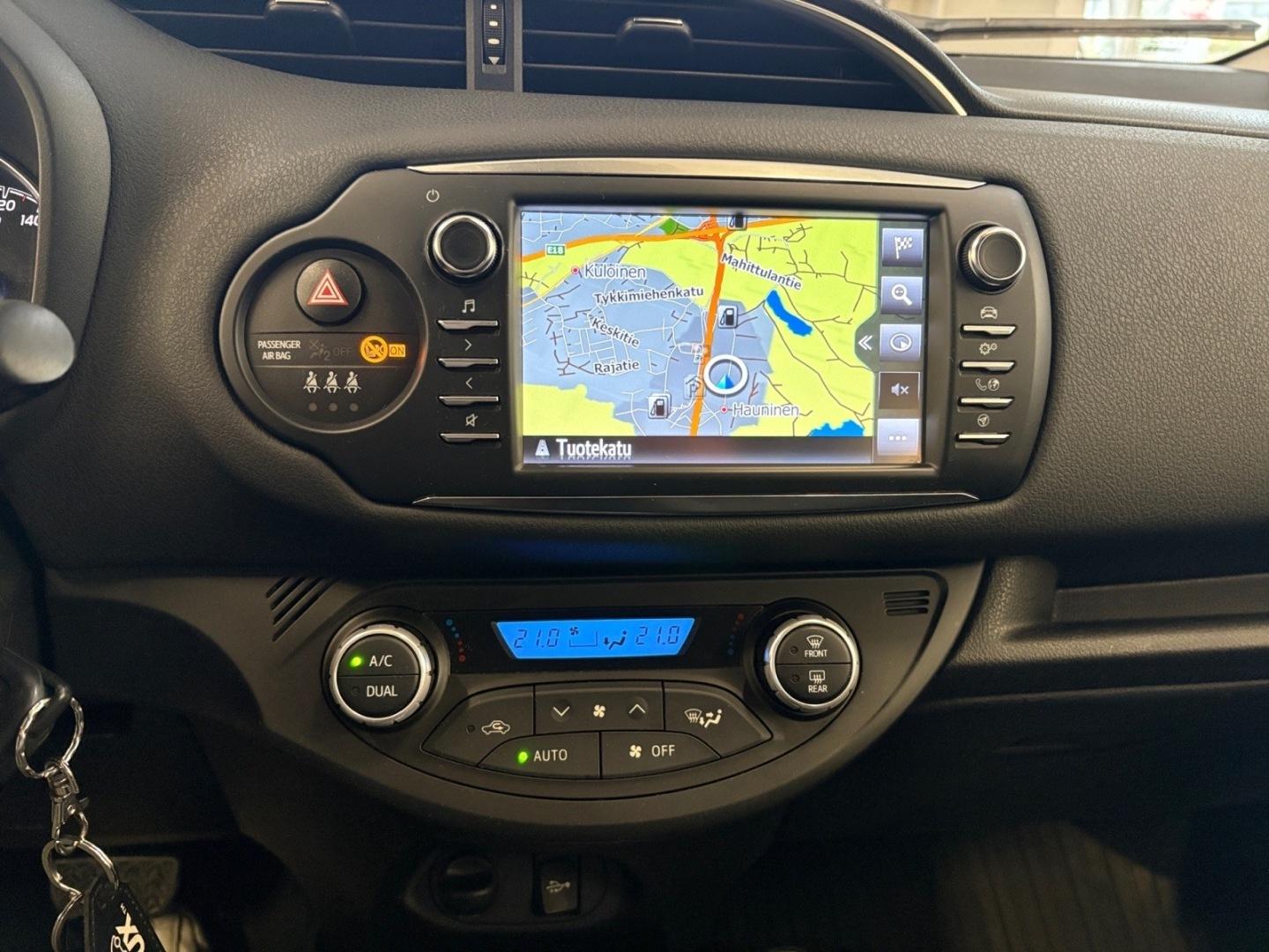 TOYOTA Yaris 11
