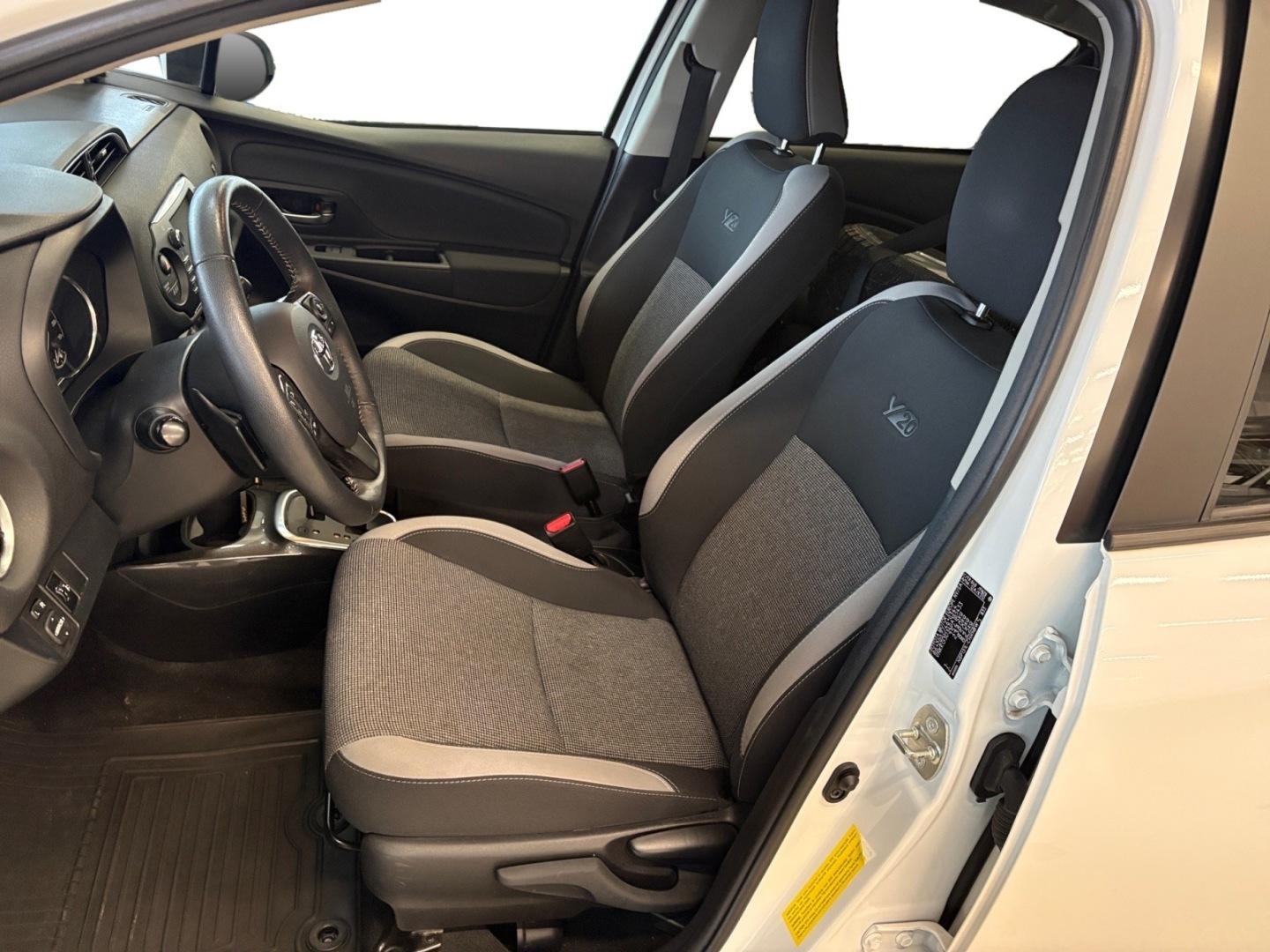 TOYOTA Yaris 8