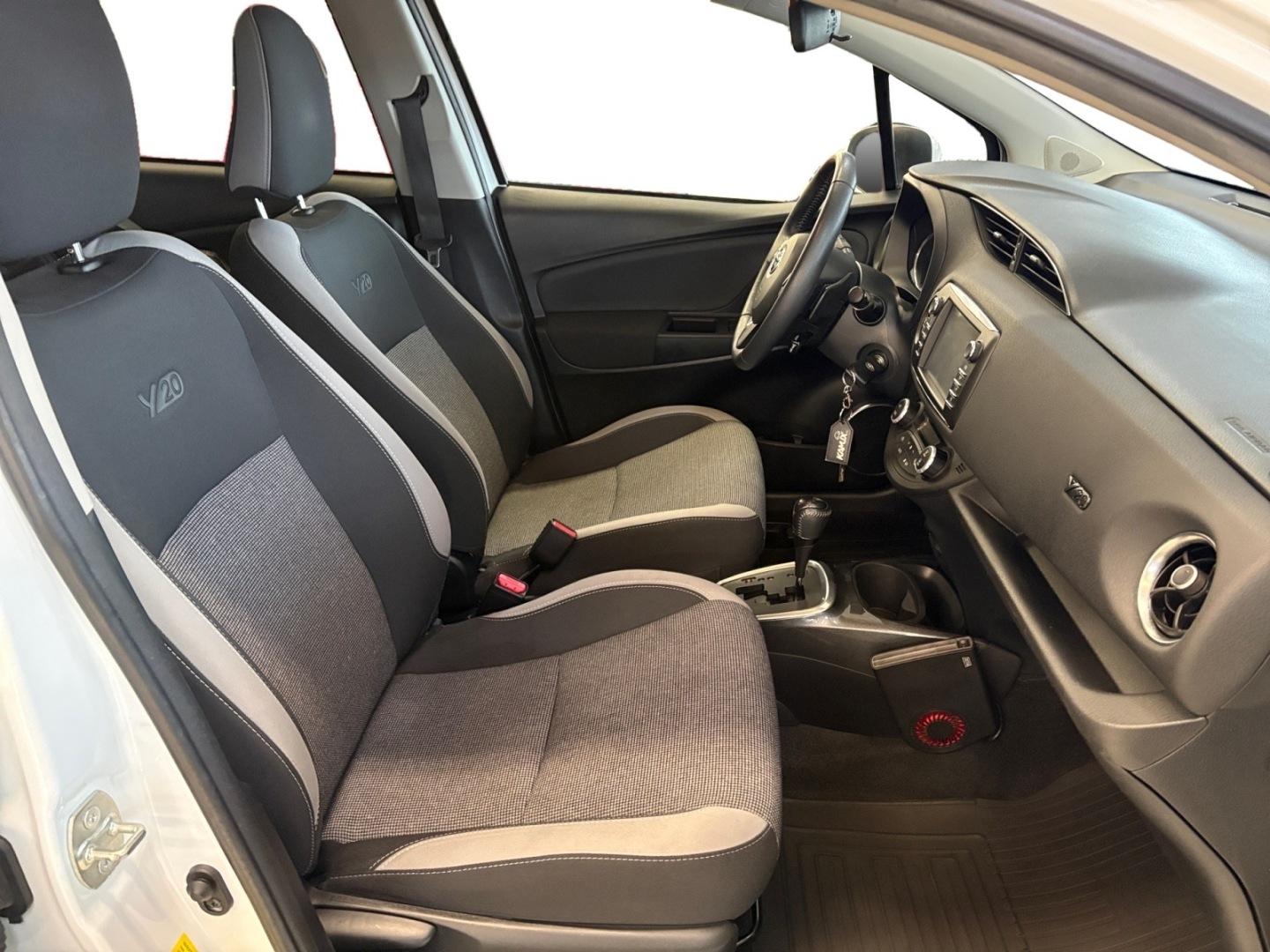 TOYOTA Yaris 9