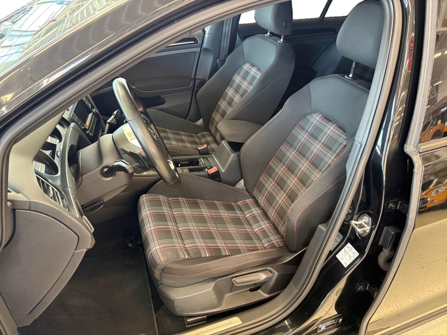 VOLKSWAGEN Golf 2013
