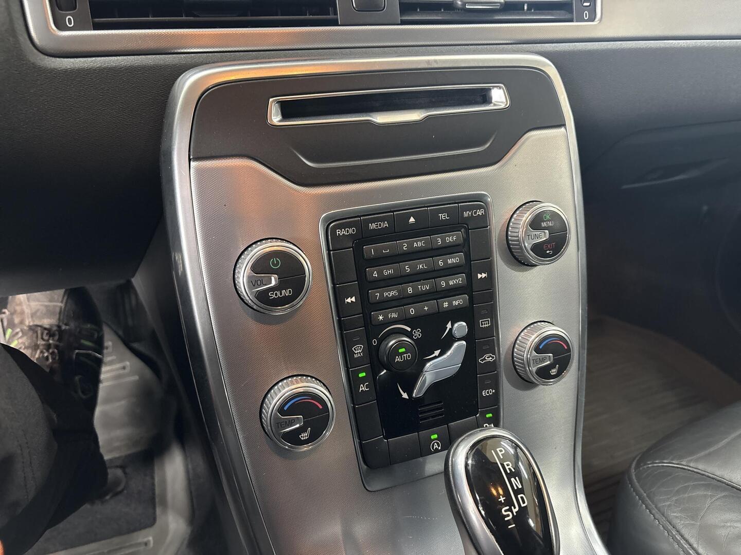 VOLVO V70 2015