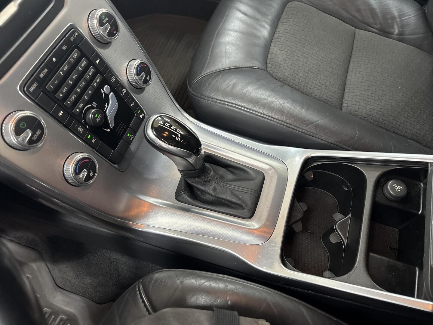 VOLVO V70 2015