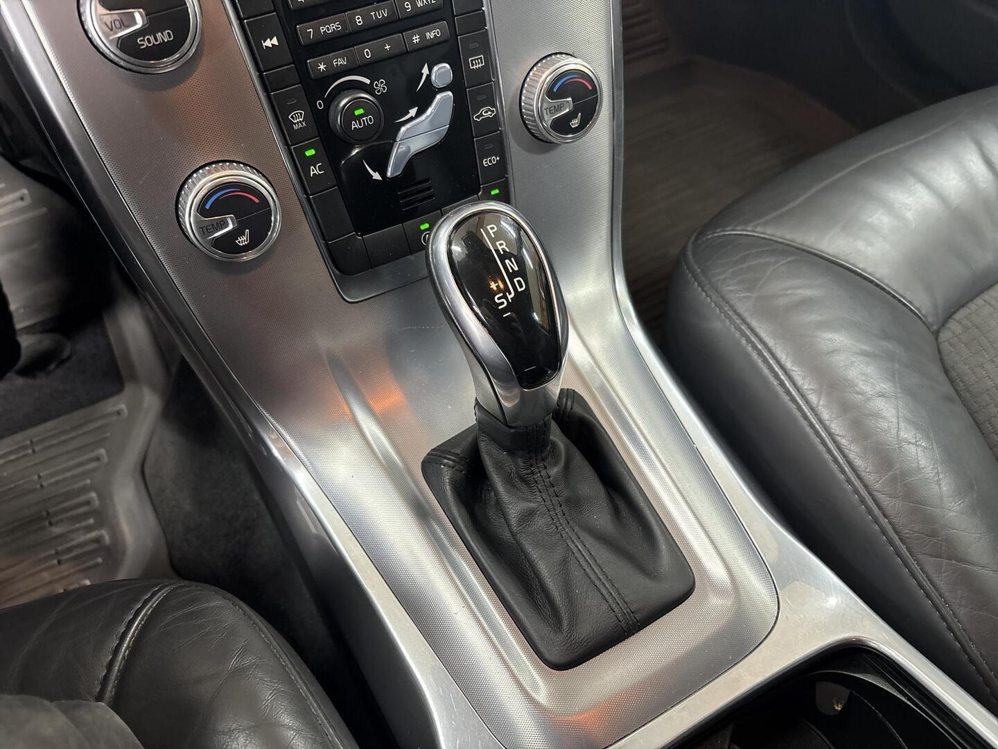 VOLVO V70 2015
