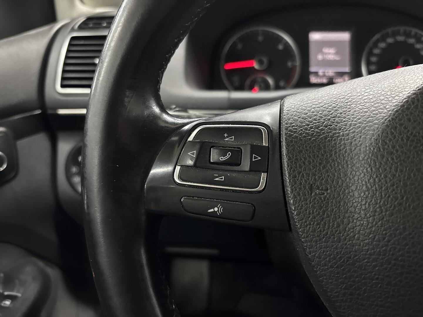 VOLKSWAGEN Touran 2011