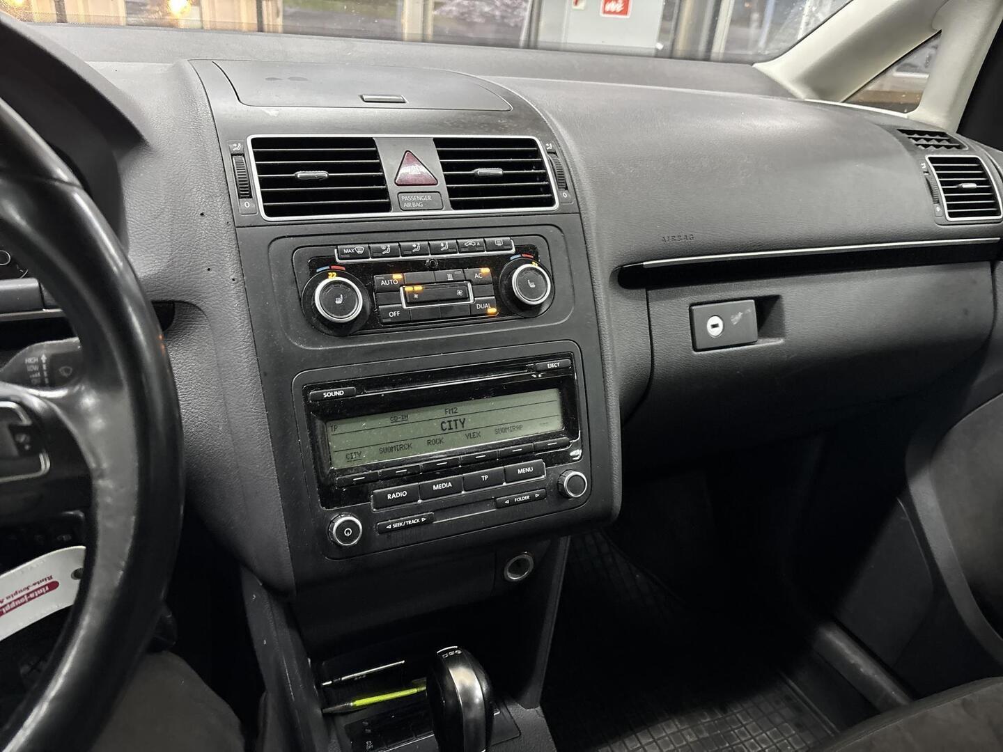 VOLKSWAGEN Touran 2011