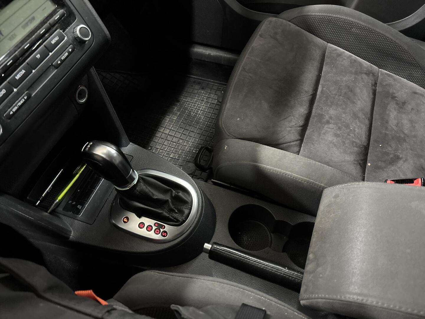 VOLKSWAGEN Touran 2011