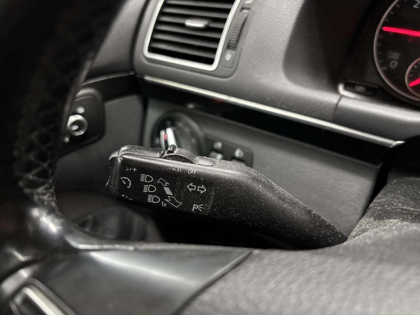 VOLKSWAGEN Touran 2011