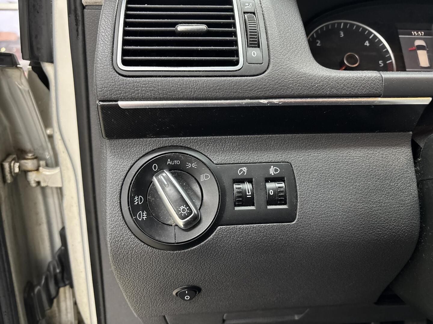 VOLKSWAGEN Touran 2011