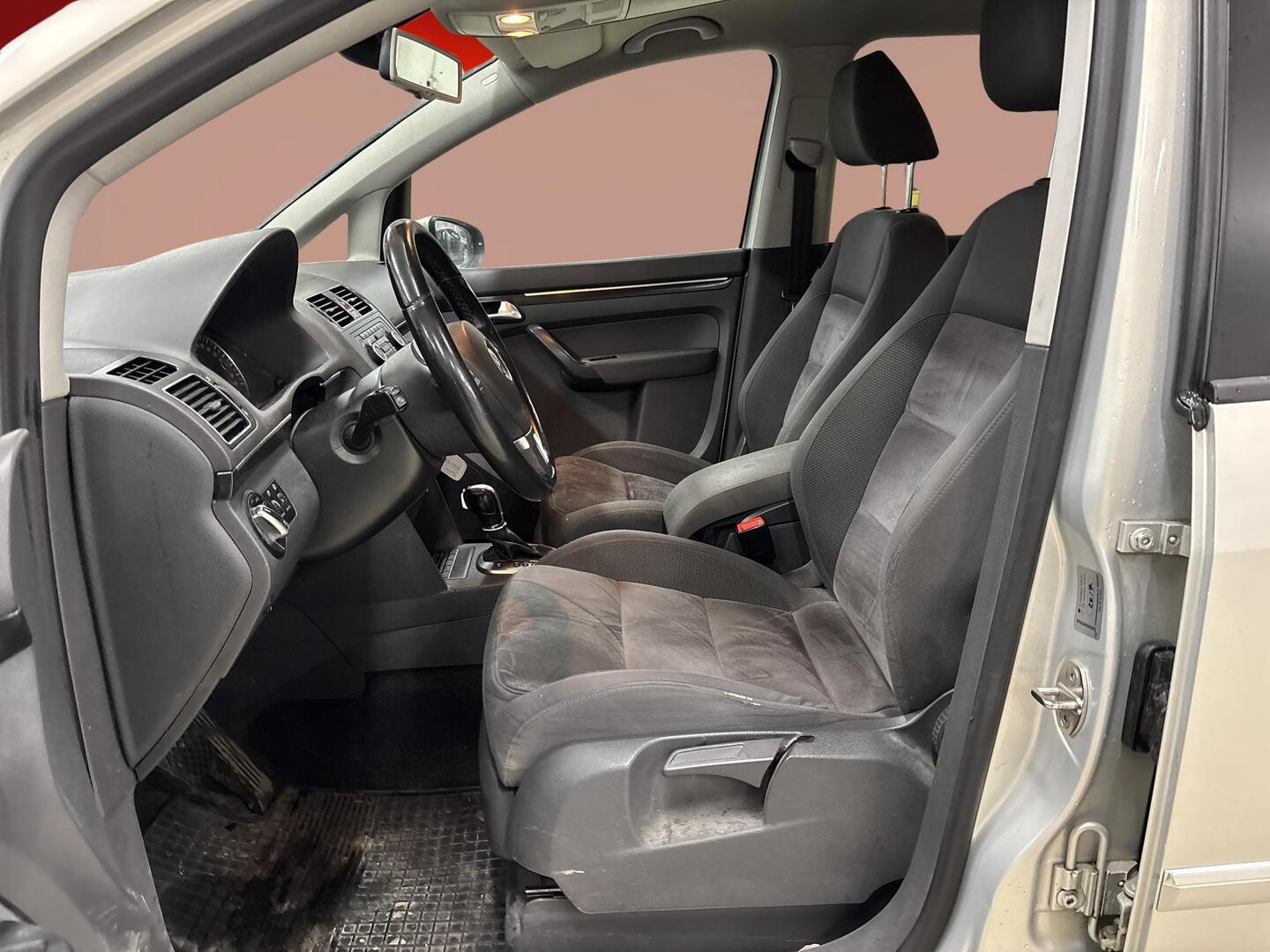 VOLKSWAGEN Touran 2011