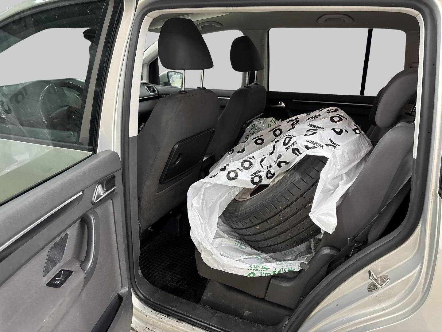 VOLKSWAGEN Touran 2011