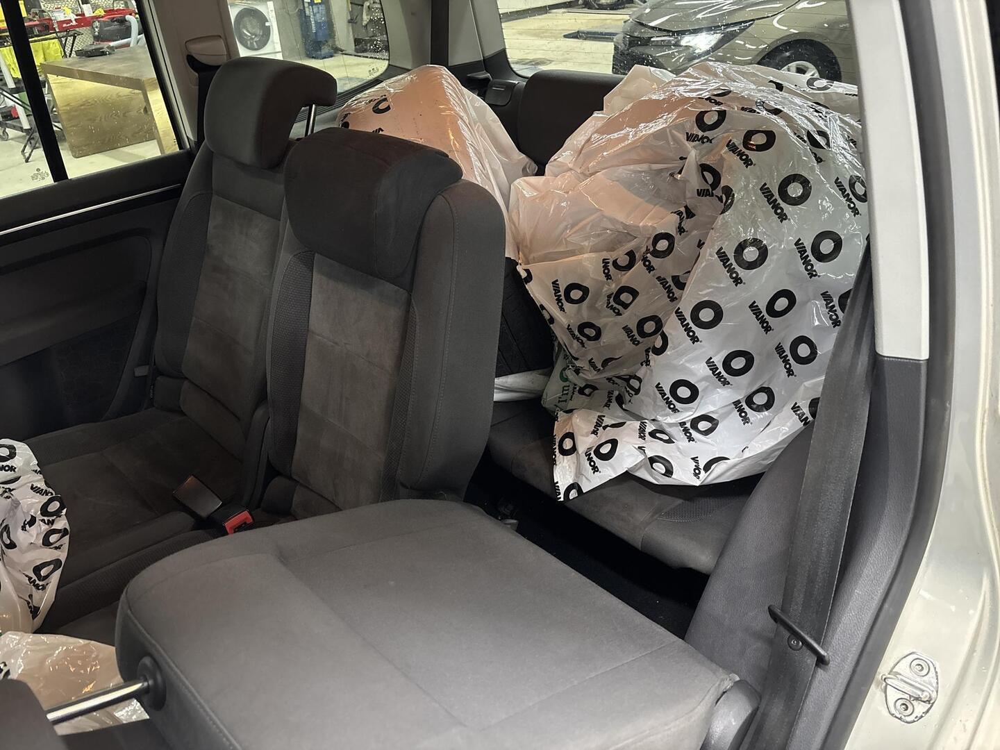 VOLKSWAGEN Touran 2011