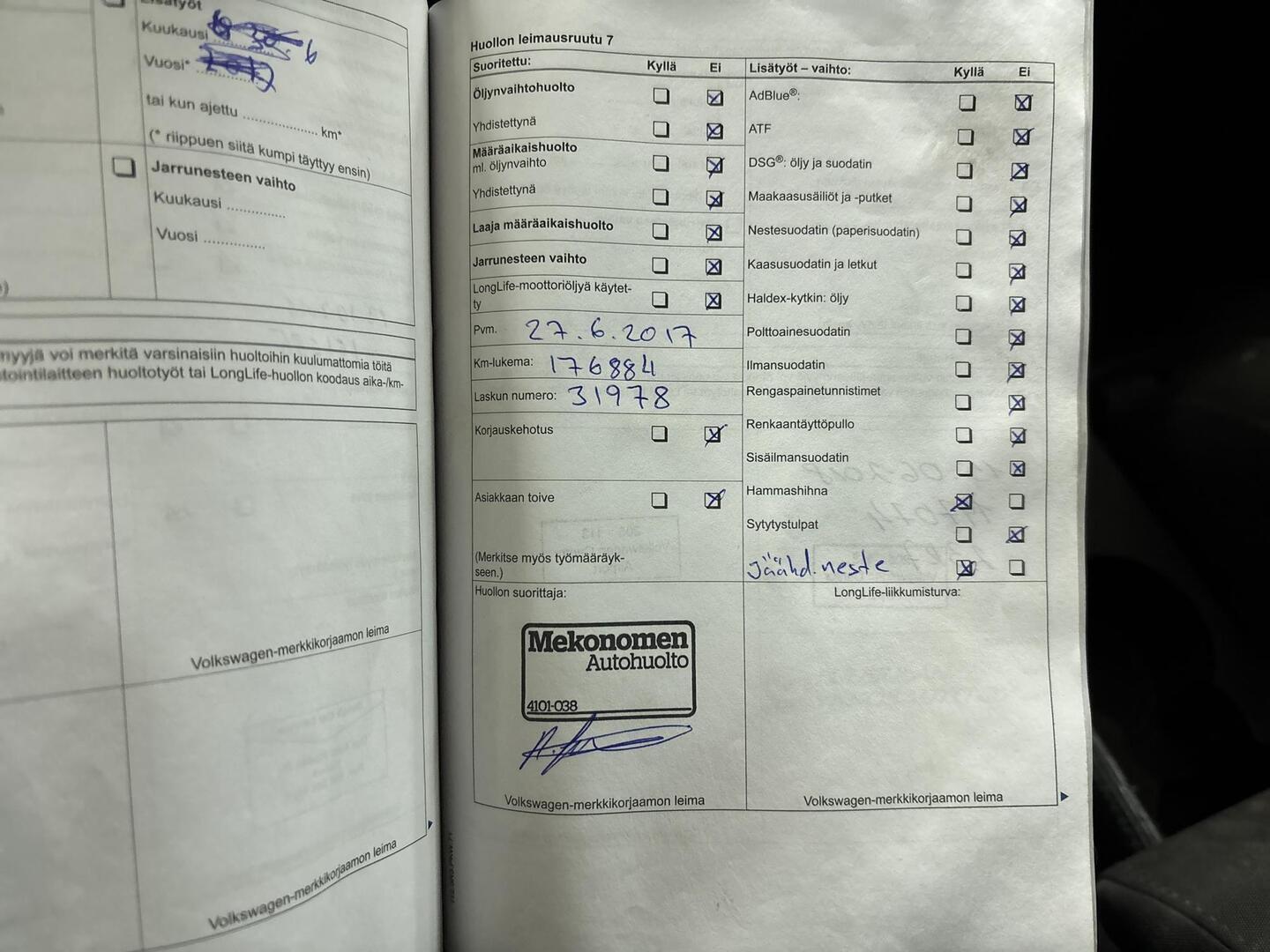 VOLKSWAGEN Touran 2011