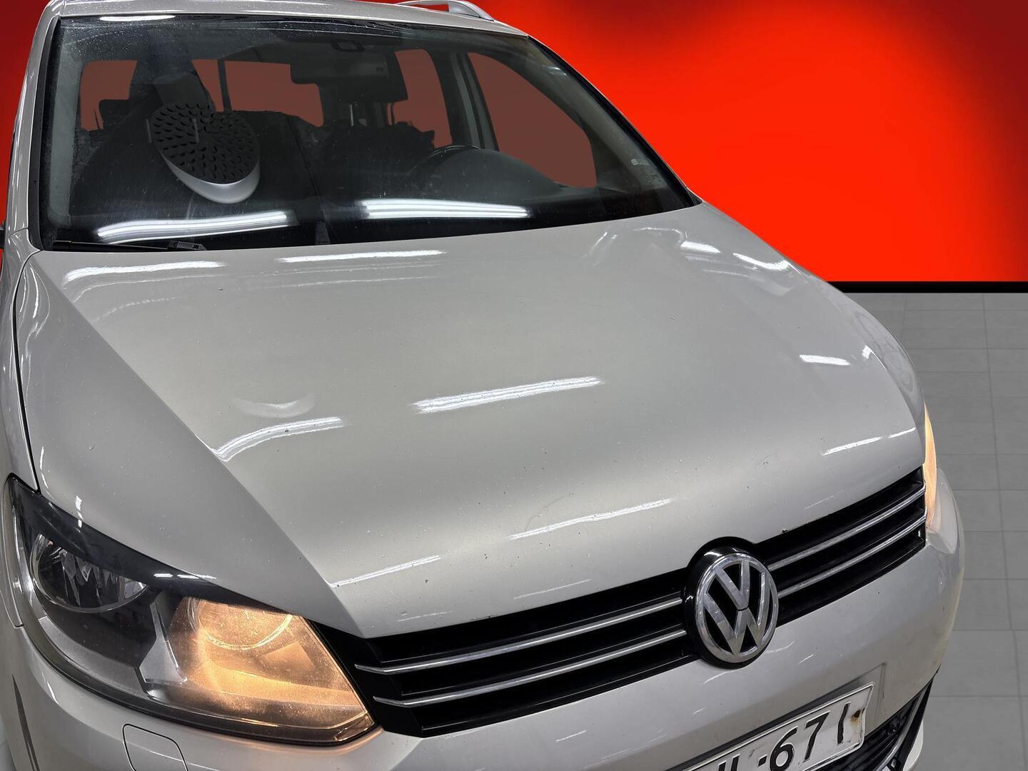 VOLKSWAGEN Touran 2011