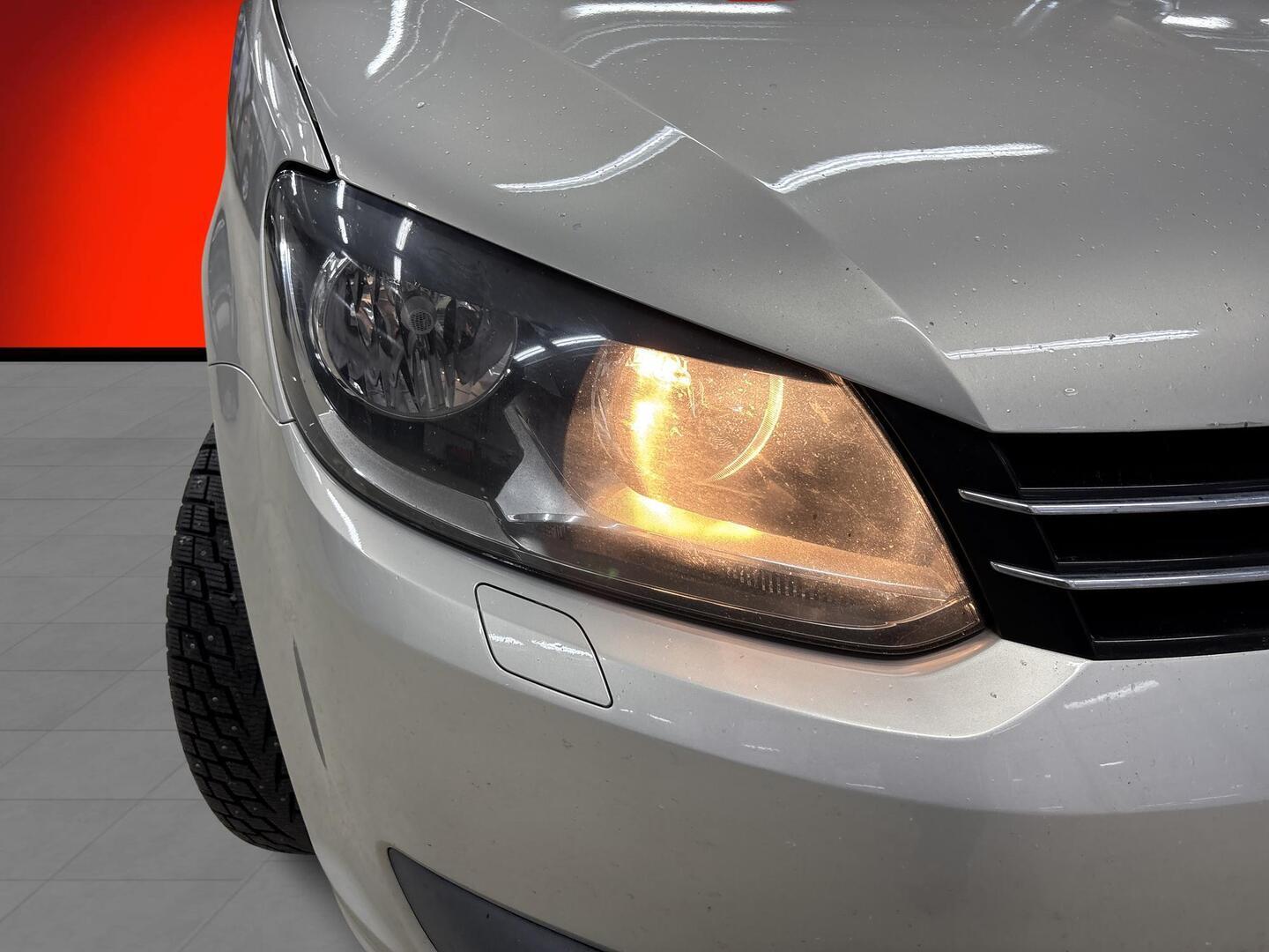 VOLKSWAGEN Touran 2011