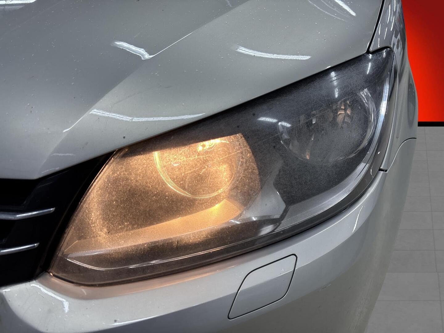 VOLKSWAGEN Touran 2011