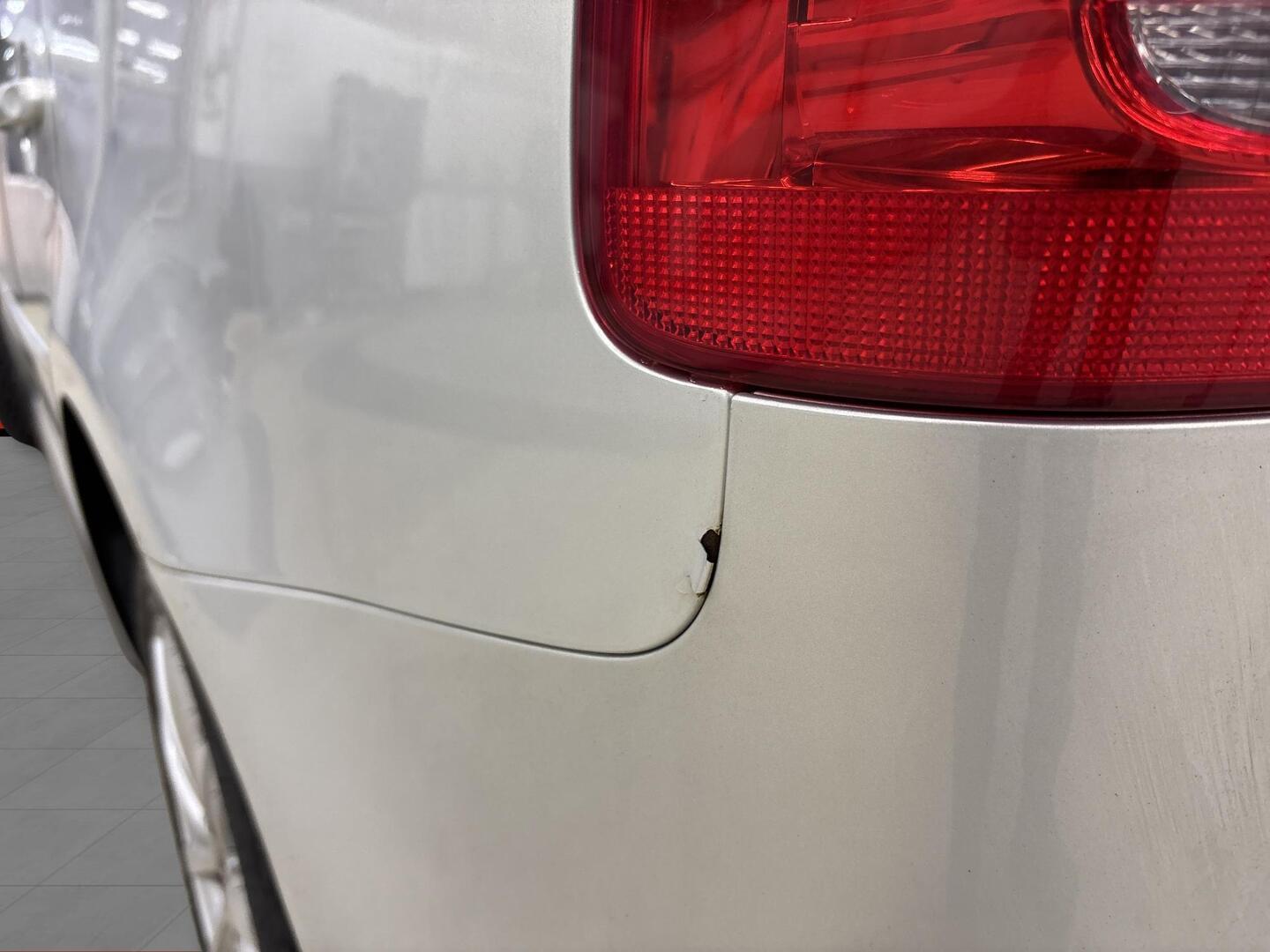 VOLKSWAGEN Touran 2011