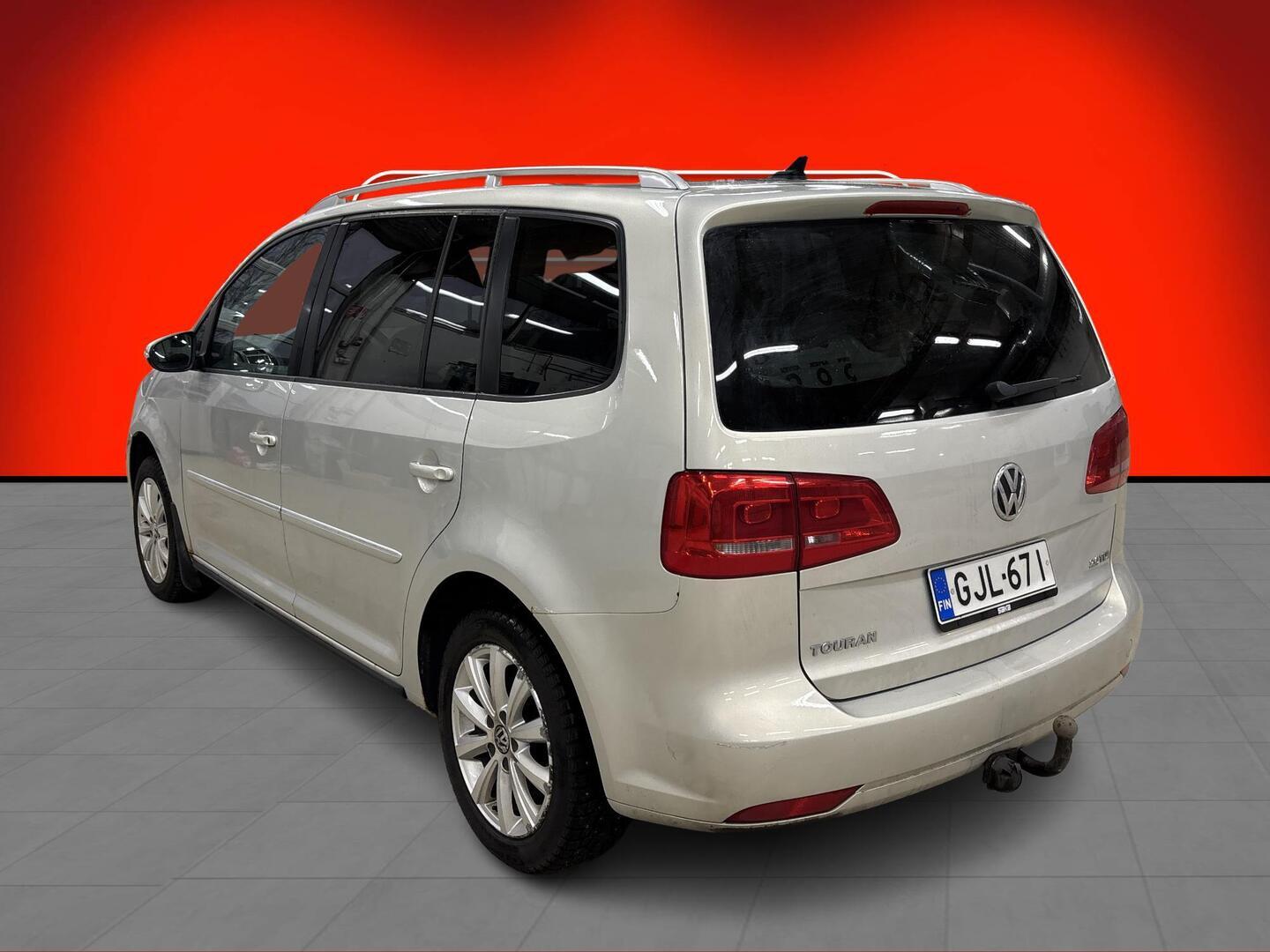 VOLKSWAGEN Touran 2011
