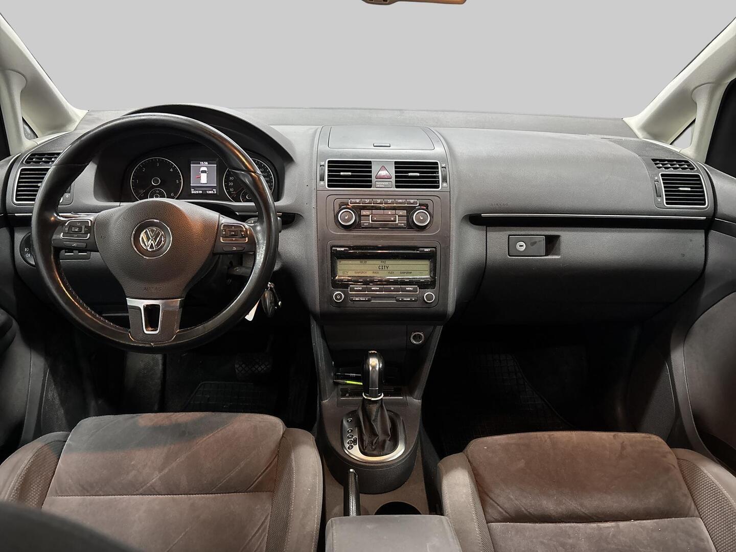 VOLKSWAGEN Touran 2011