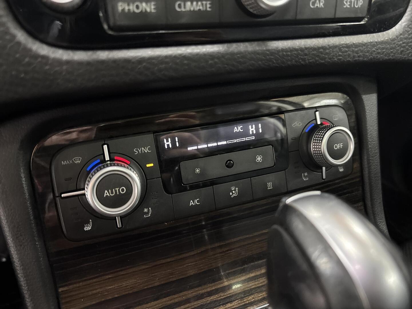 VOLKSWAGEN Touareg 2014