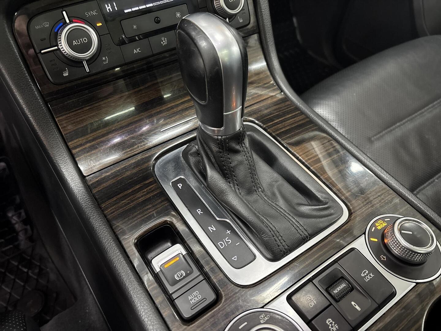 VOLKSWAGEN Touareg 2014