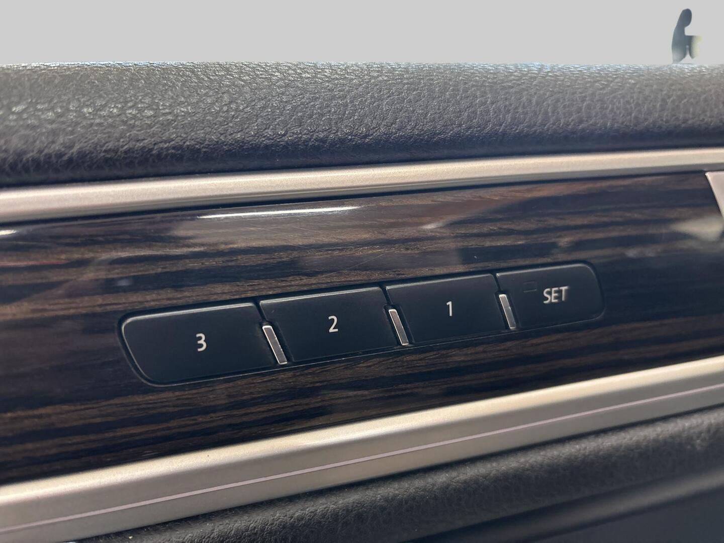 VOLKSWAGEN Touareg 2014