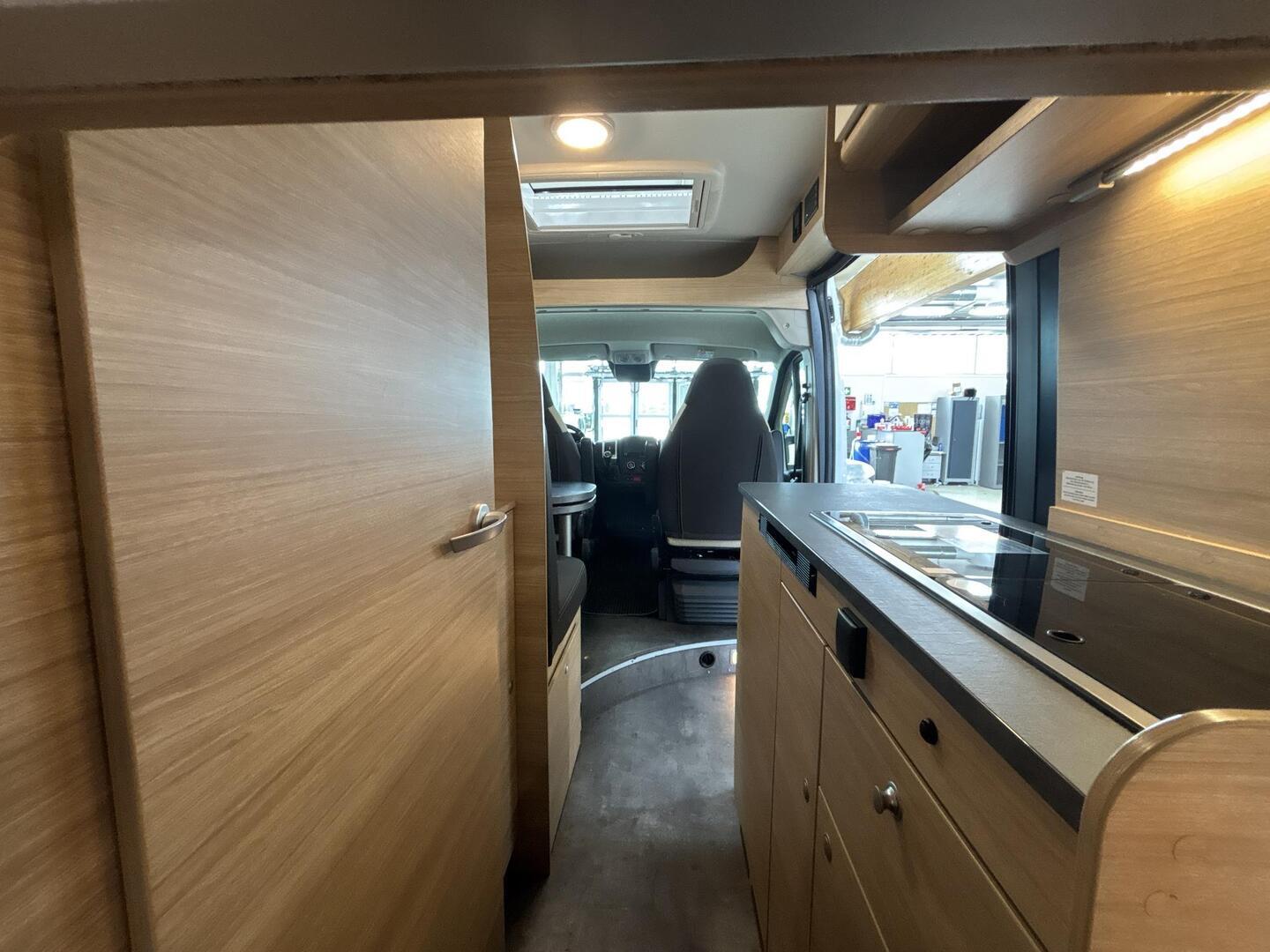 ROADCAR VAN R 601 2022