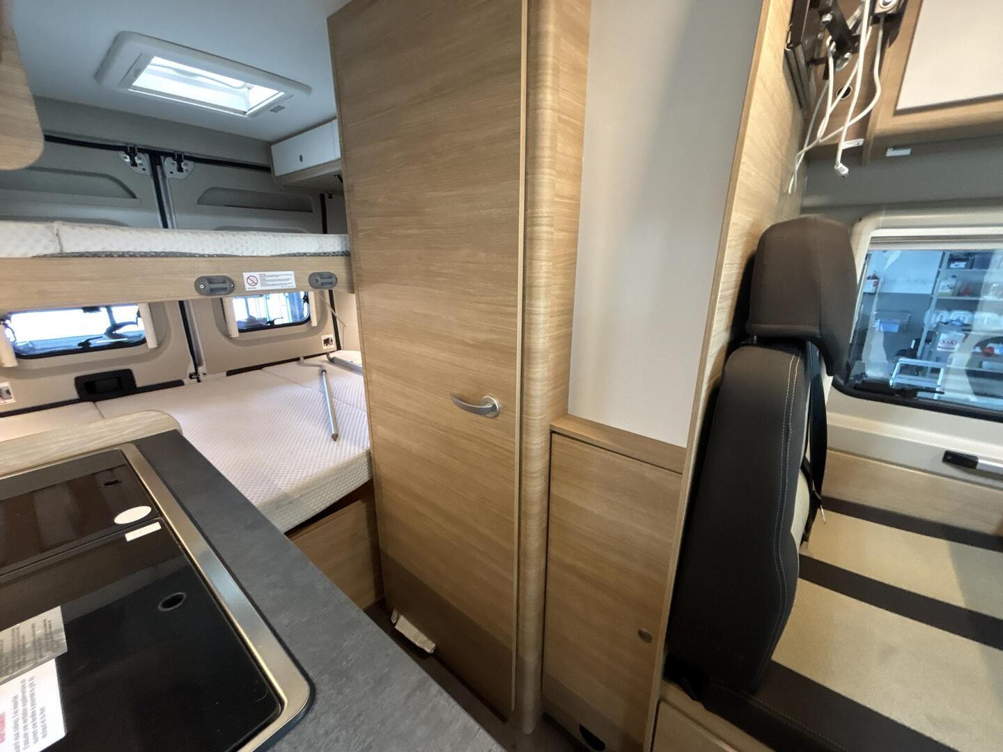 ROADCAR VAN R 601 2022