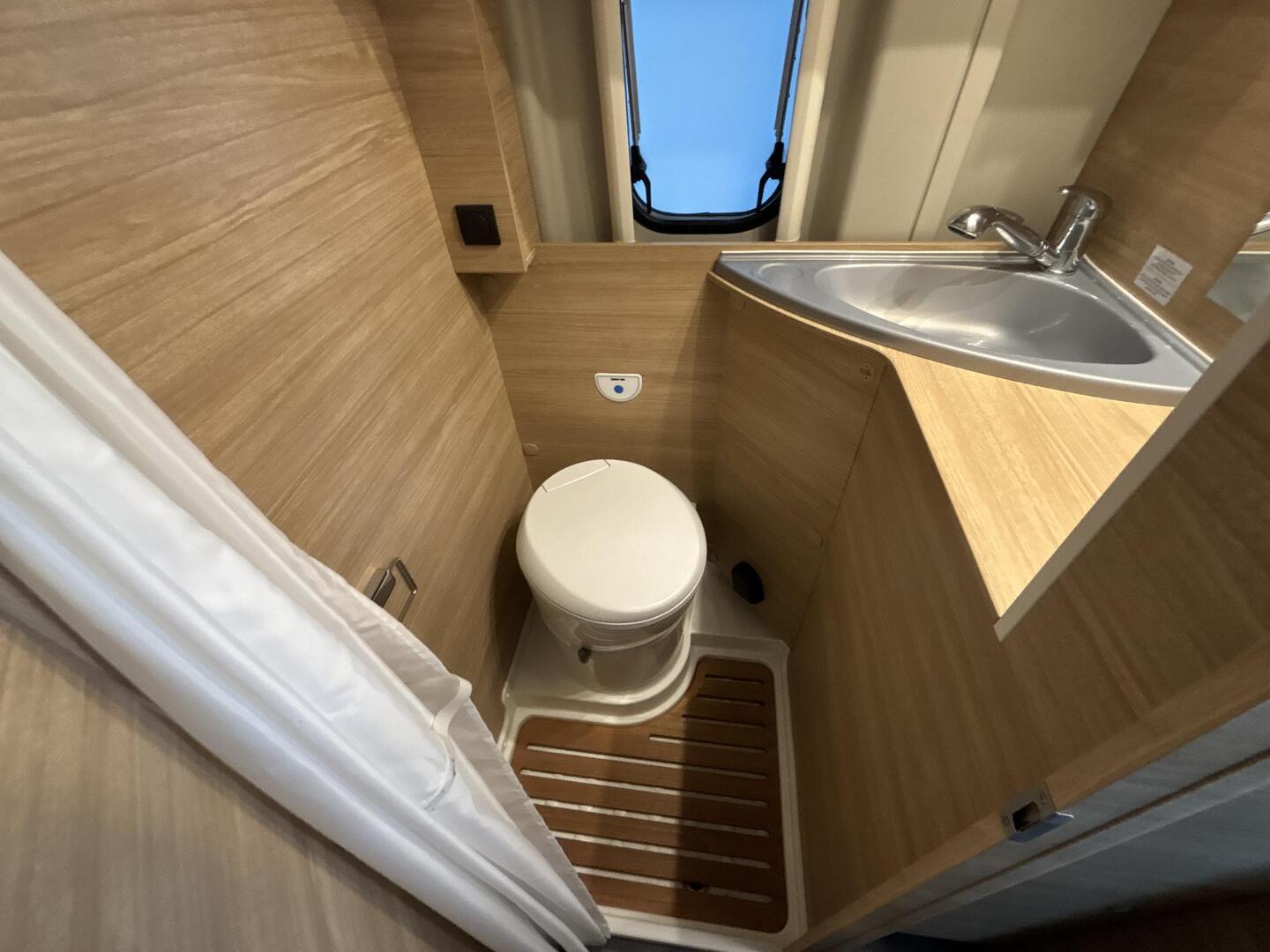 ROADCAR VAN R 601 2022