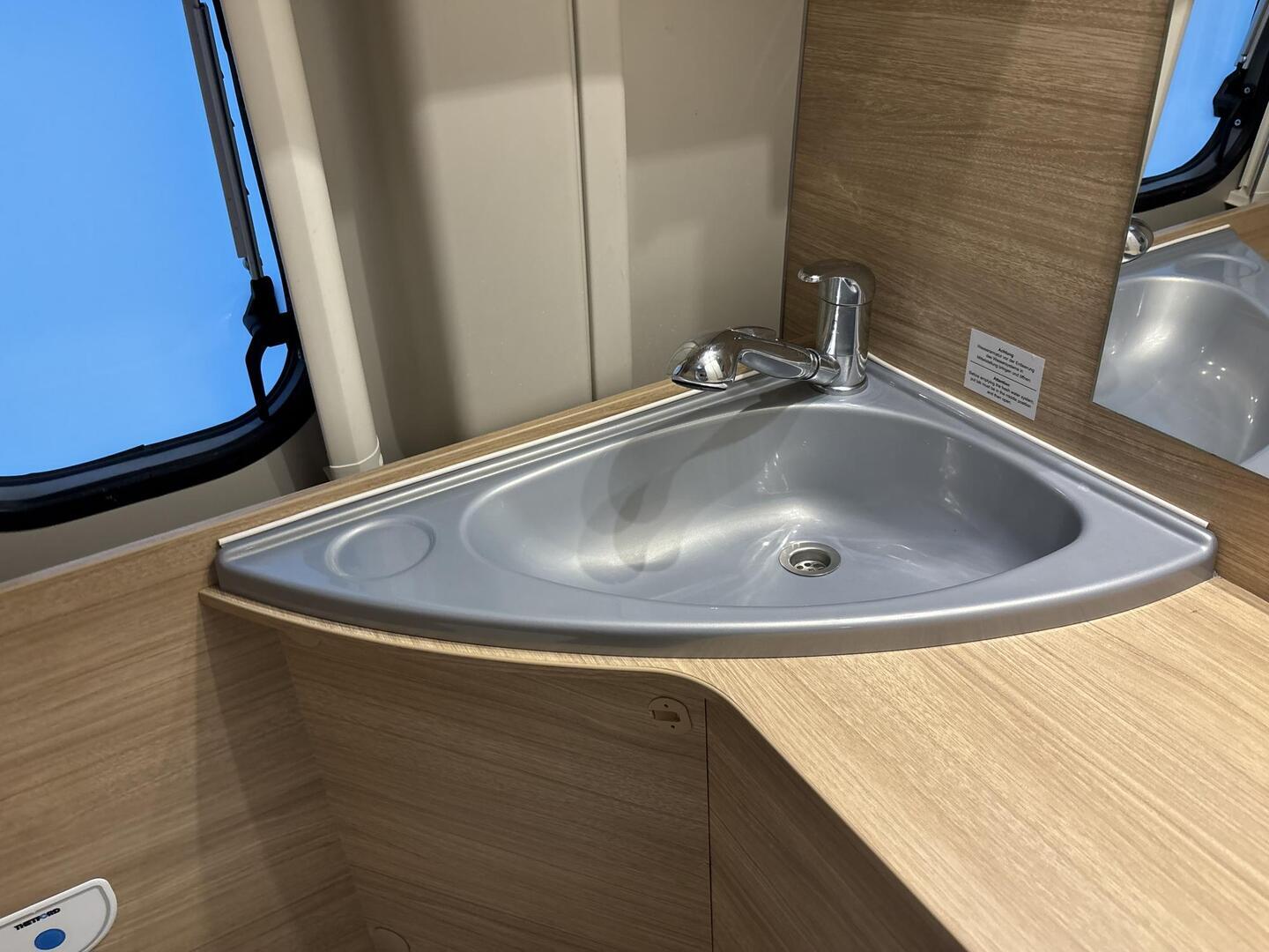 ROADCAR VAN R 601 2022