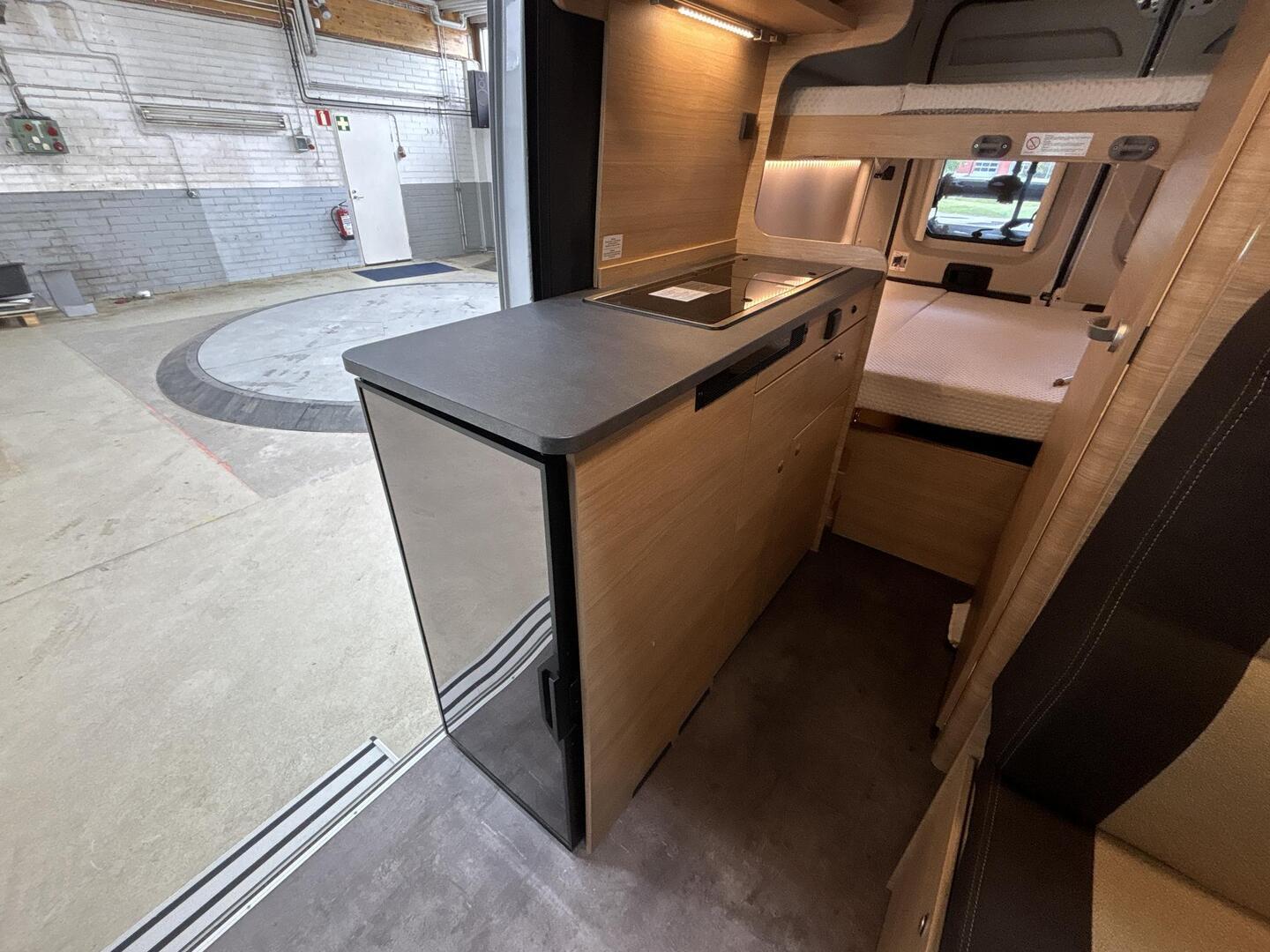 ROADCAR VAN R 601 2022