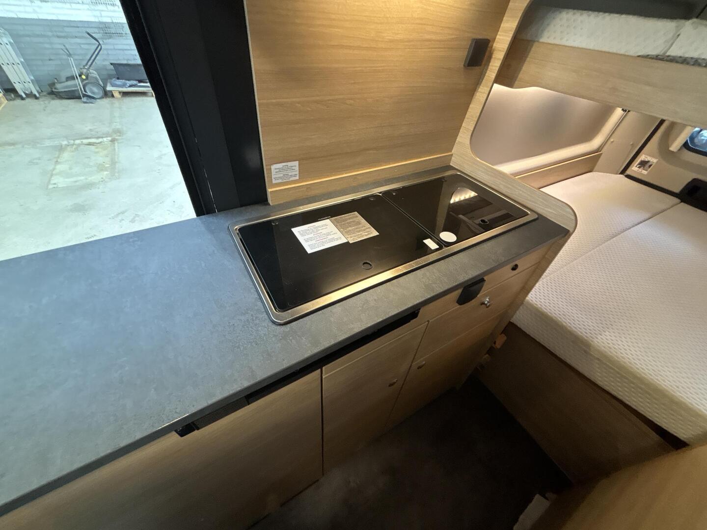 ROADCAR VAN R 601 2022