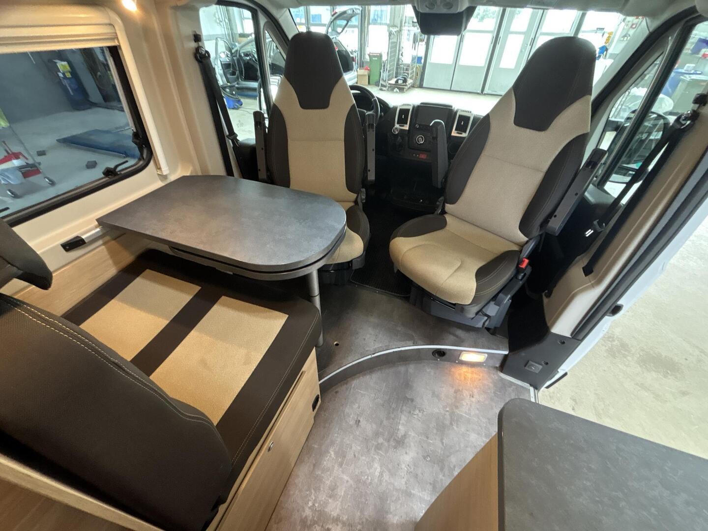 ROADCAR VAN R 601 2022