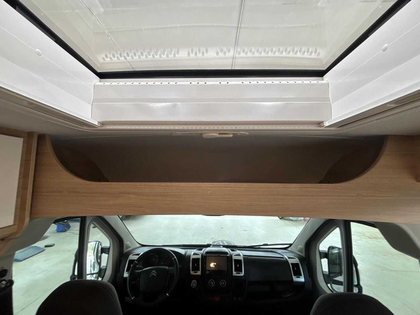 ROADCAR VAN R 601 2022