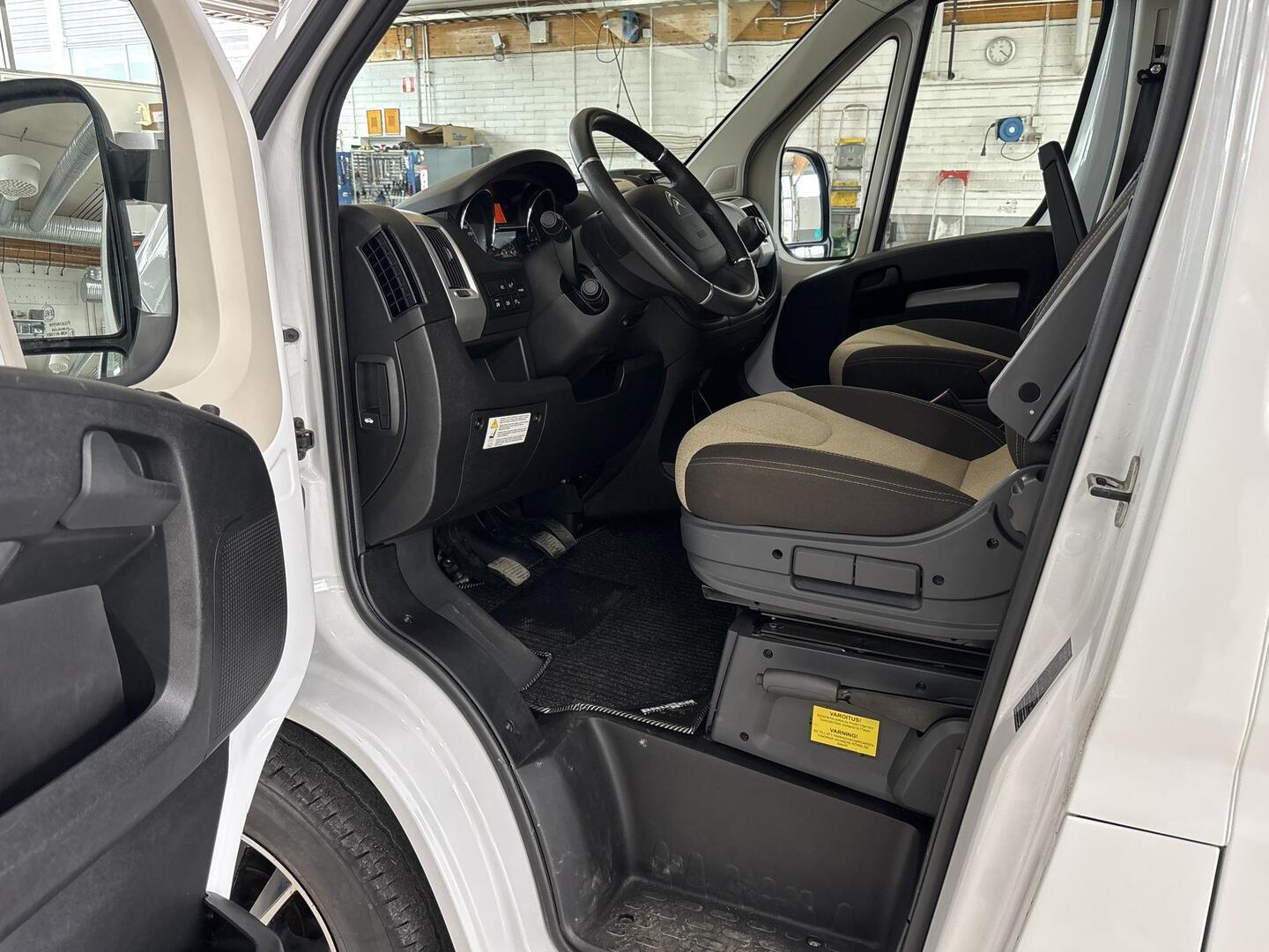 ROADCAR VAN R 601 2022