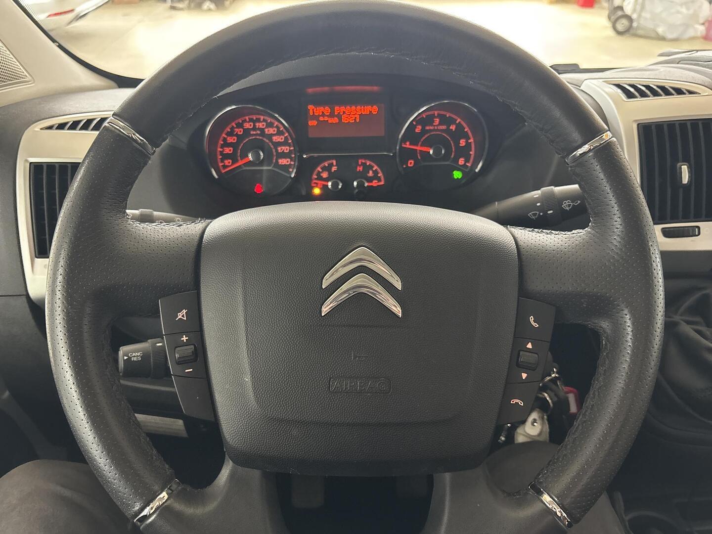 ROADCAR VAN R 601 2022