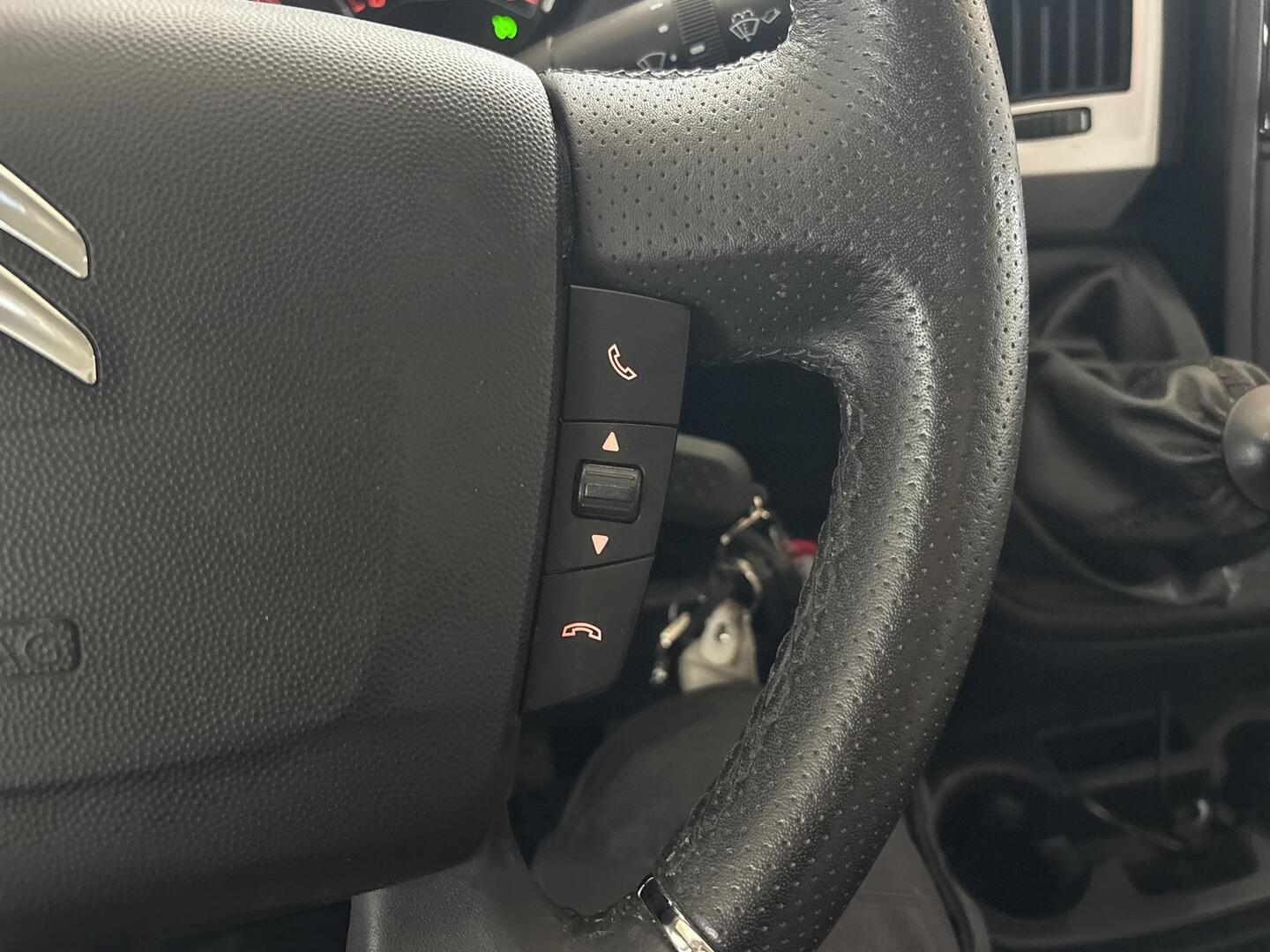 ROADCAR VAN R 601 2022