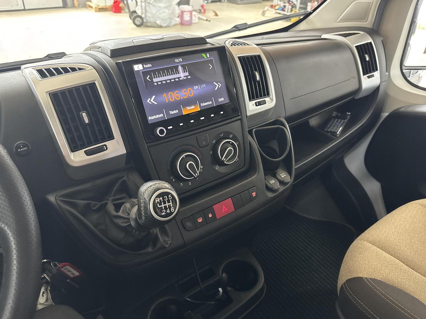 ROADCAR VAN R 601 2022