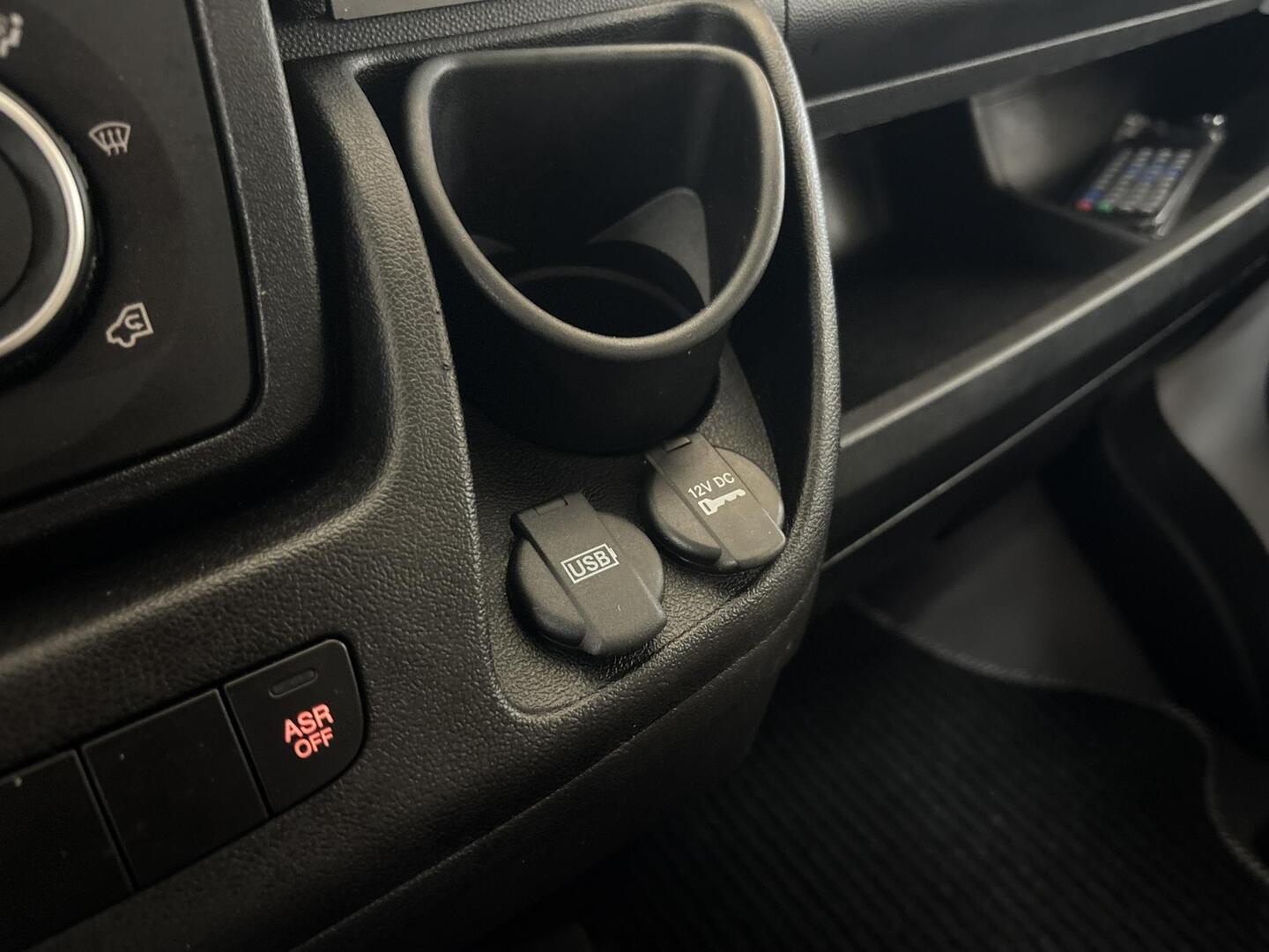 ROADCAR VAN R 601 2022